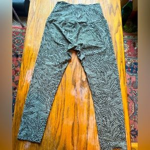 Beyond Yoga cropped spacedye printed legging sz small